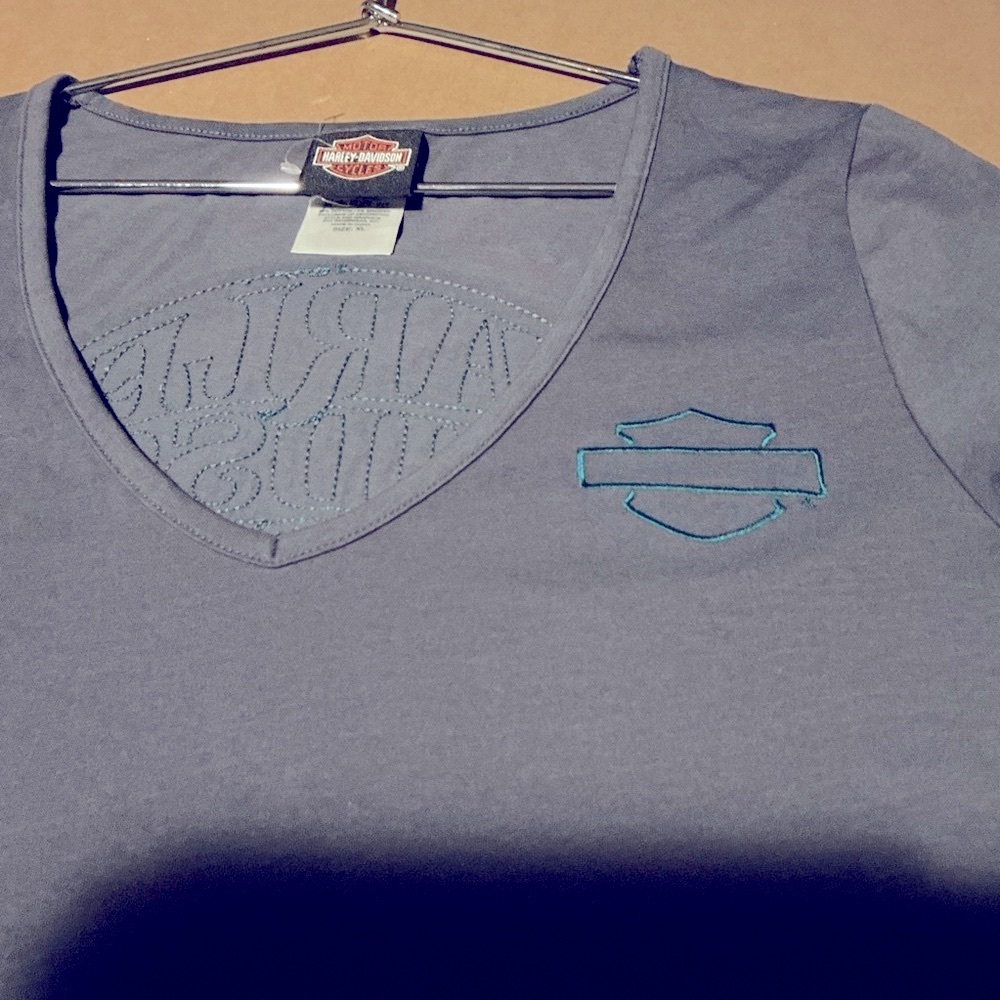 Vintage Harley-Davidson Women's Dark Gray and turquoise Tee with Blue Accents - Picture 5 of 10